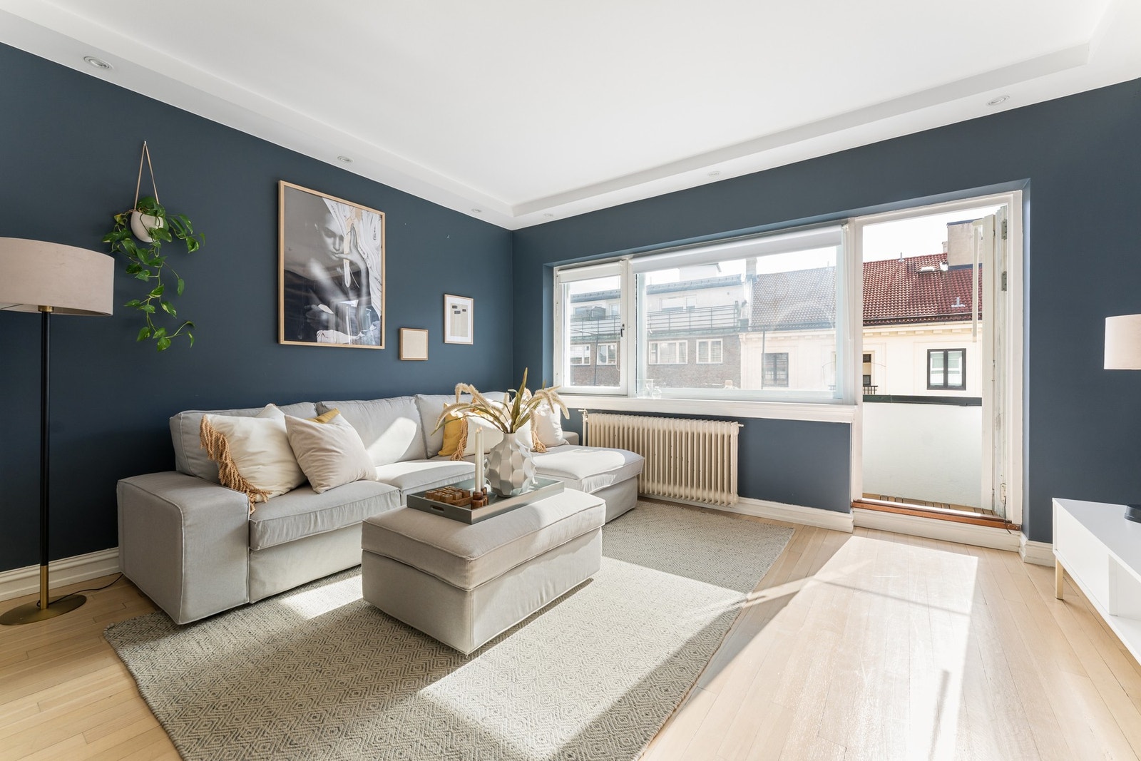 Overflatene er malt i en moderne behagelig fargetone. Galleribilde