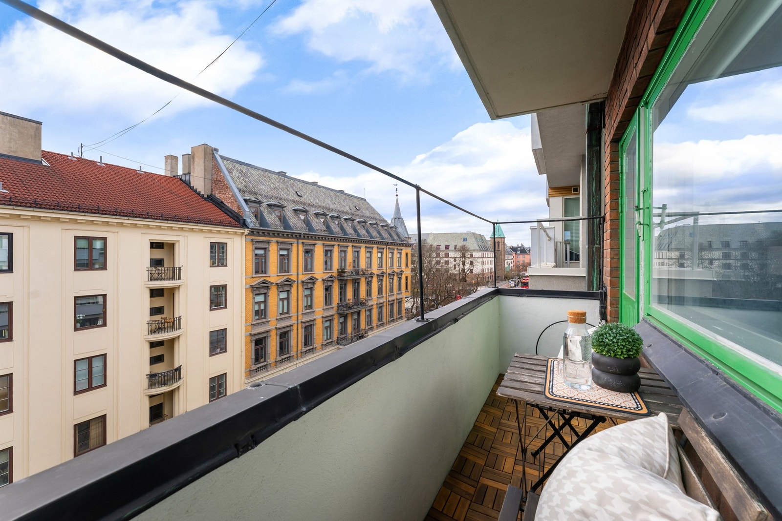 Fra stuen er det utgang til balkong. Galleribilde