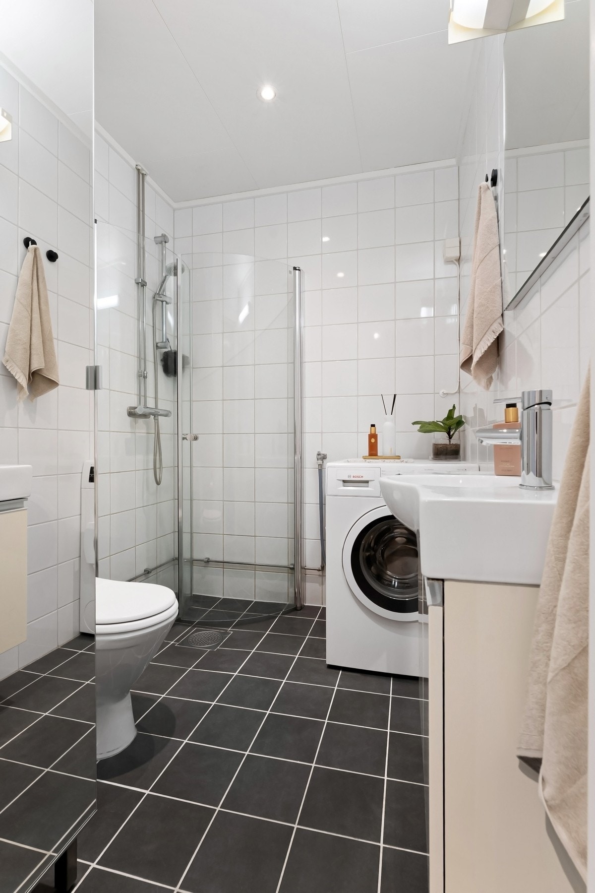 Helfliset bad fra 2011 med gulvvarme og opplegg for vaskemaskin. Sameiet har også fellesvaskeri for evt. større vaskejobber. Galleribilde