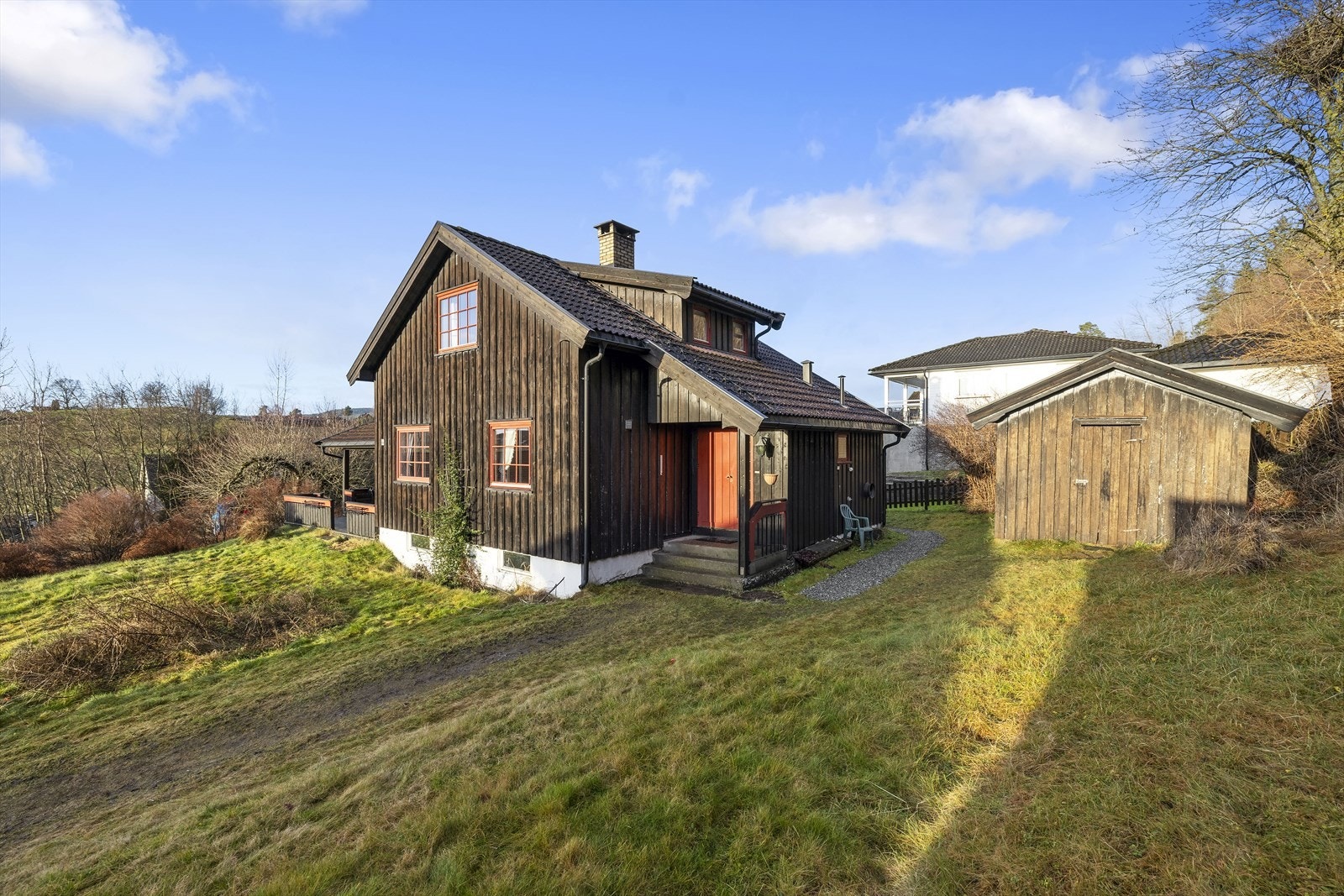 Tomten ligger tilbaketrukket i blindvei med fantastiske sol- og utsiktsforhold mot sjarmerende gårdslandskap i vest Galleribilde