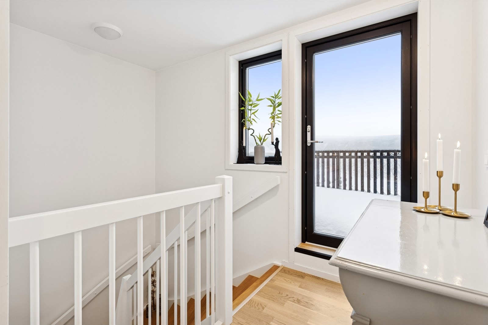 Andre etasje består av 3 soverom, gang, flislagt bad og veranda. Galleribilde