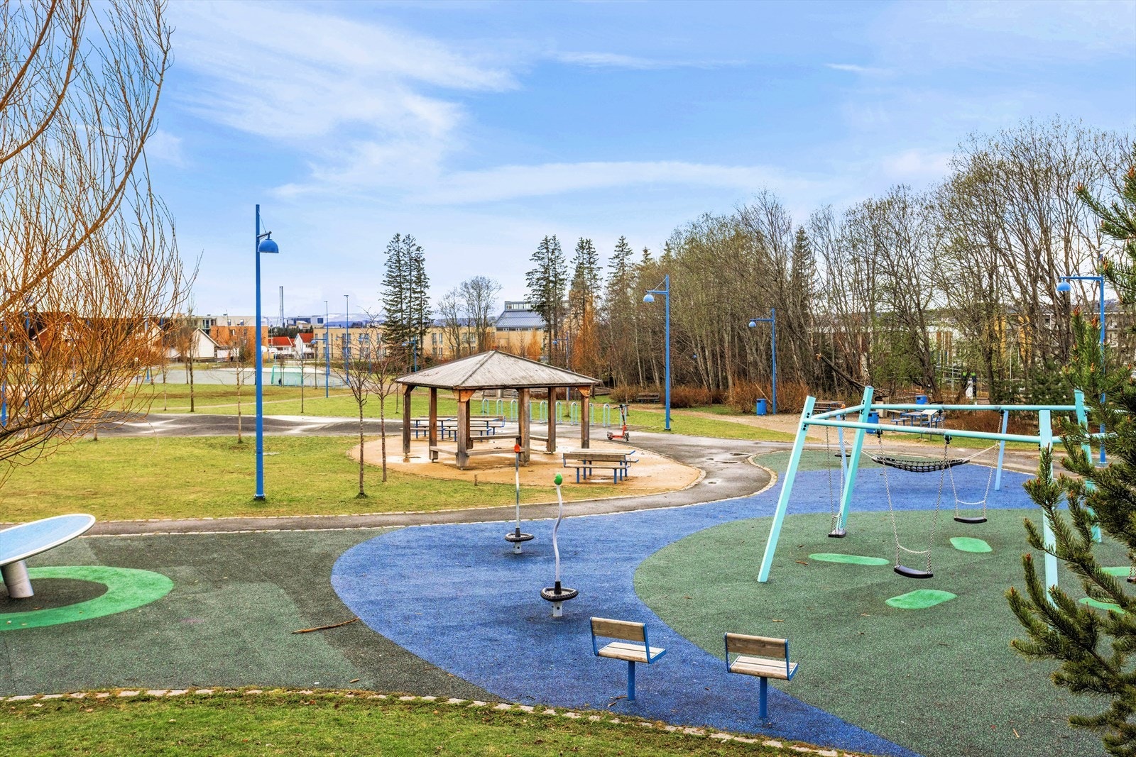 Tillerparken har flere lekeplasser og andre aktiviteter for barn Galleribilde