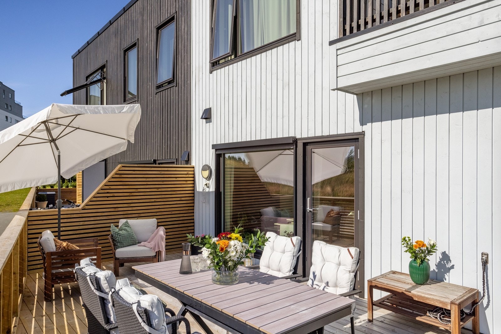 Plattingen med tilhørende gjerde ble satt opp av fagfolk i 2025. Praktisk med tilhørende utekran. Galleribilde