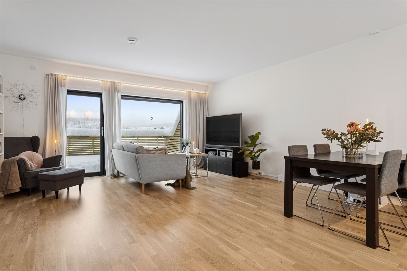 Boligen byr på moderne kvaliteter som balansert ventilasjon og fjernvarme, noe som bidrar til et behagelig inneklima året rundt. Galleribilde