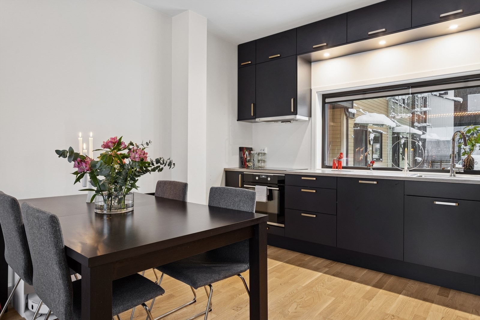 Følgende hvitevarer på kjøkkenet medfølger handelen: Integrert oppvaskmaskin, kombinert kjøl- og fryseskap, stekeovn og platetopp med ventilator. Galleribilde