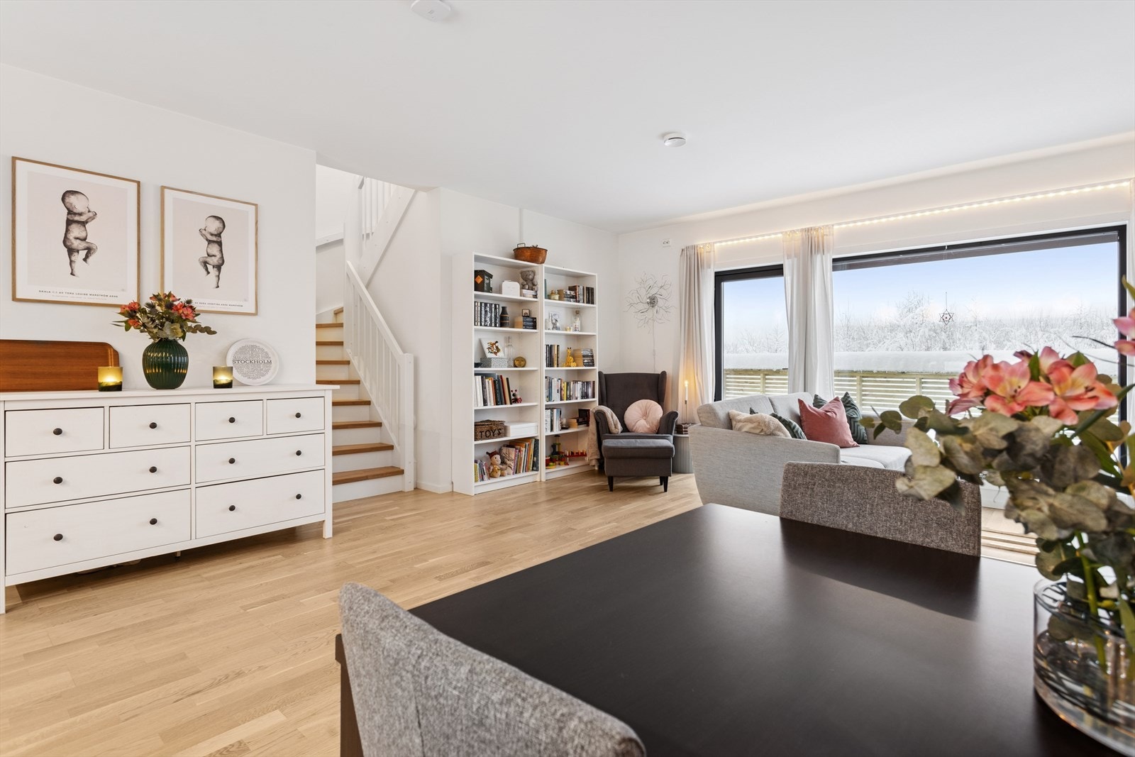 Store vindusflater i begge ender av rommet gir rikelig med naturlig lysinnslipp. Galleribilde