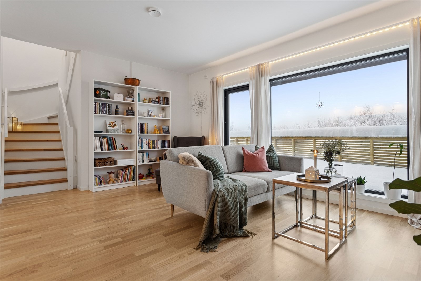 Fra stua har du tilkomst til en sørvendt terrasse på 25 m² med tilhørende hageflekk. Galleribilde