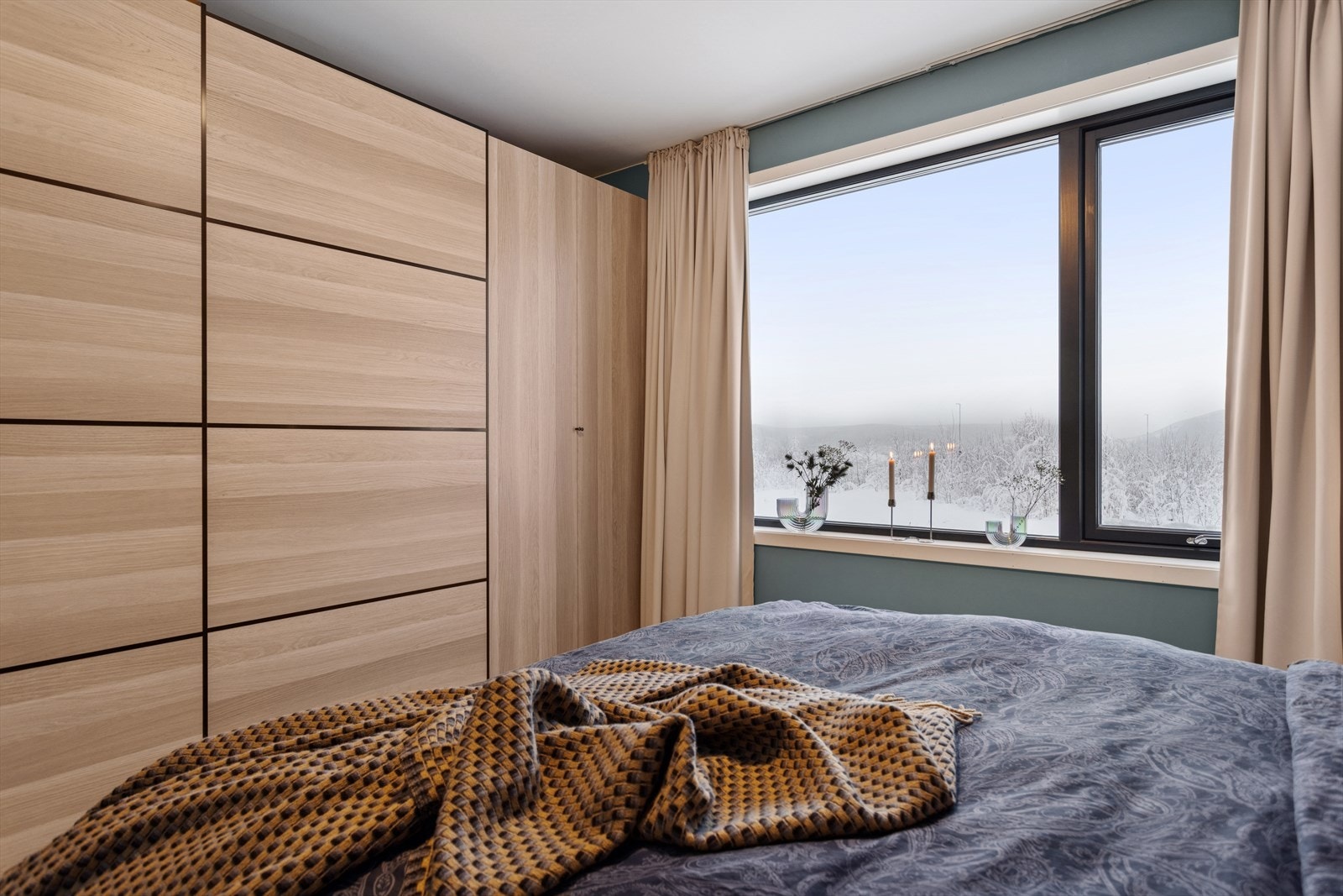 Soverommet har en romslig skyvedørsgarderobe og er vendt mot rolige omgivelser i sør. Galleribilde