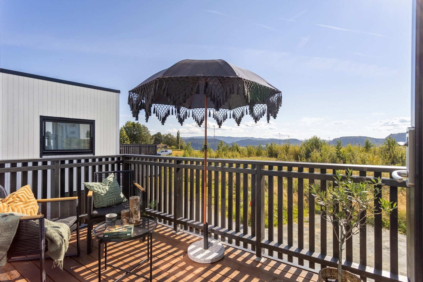 Flott terrasse i 2. etasje med plass til en hyggelig sittegruppe. Galleribilde