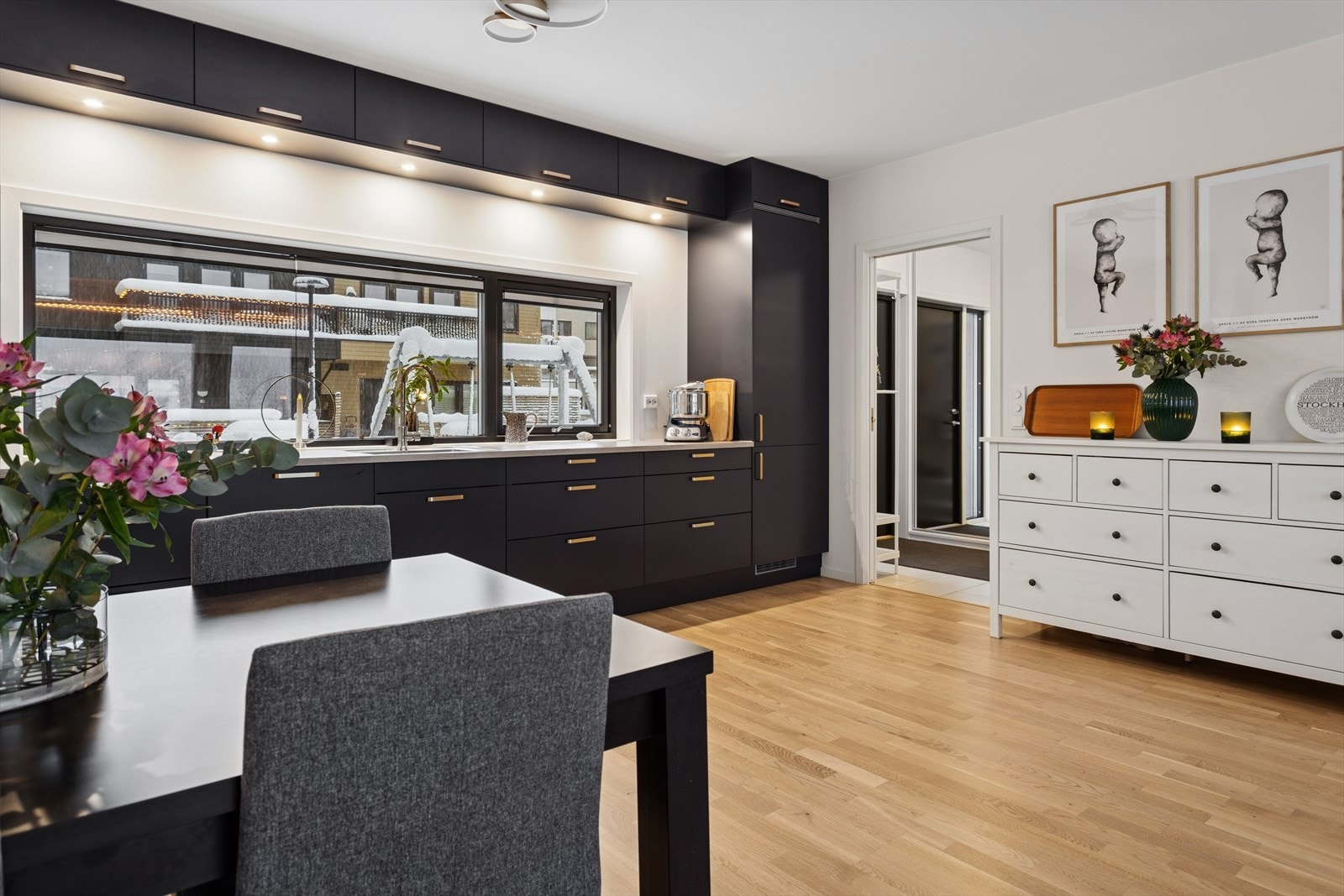 Videre har du lekkert Sigdal-kjøkken med folierte skrog med slette fronter og laminert benkeplate. Godt utnyttet med rikelig av skap og benkeplass. Galleribilde