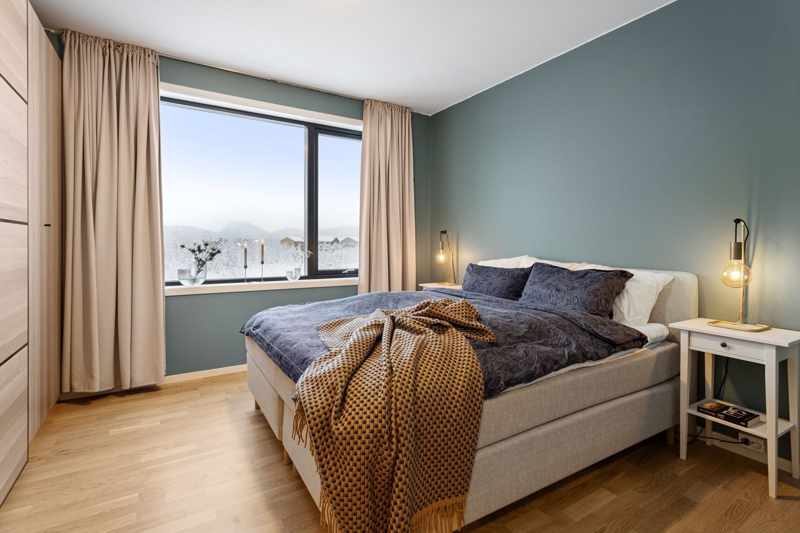 Hovedsoverommet er holdt i tidsriktige farger og måler 13,7 m². Galleribilde