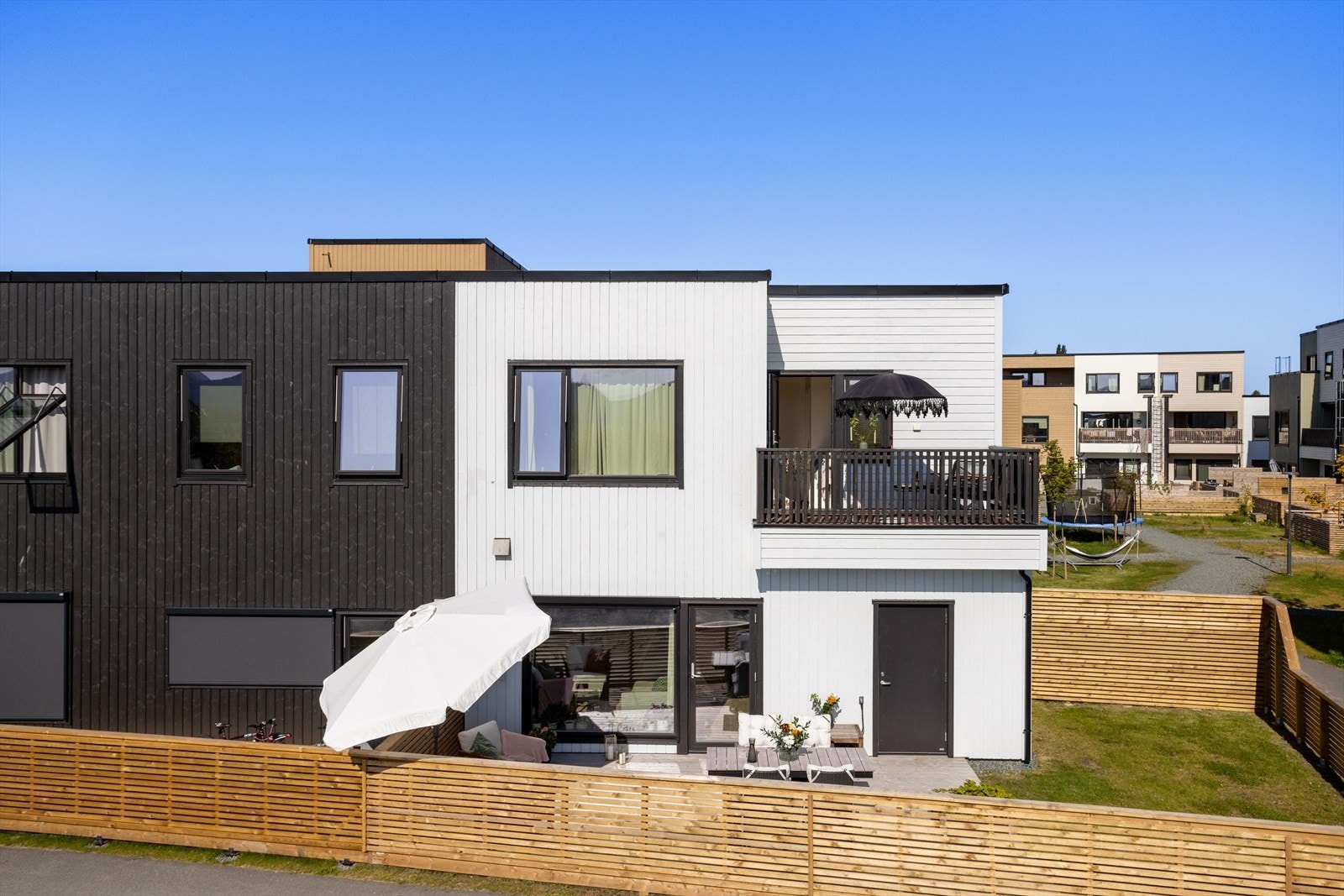 Et lekkert rekkehus med endebeliggenhet, solrike uteplasser og hageflekk som stod ferdig i 2022. Galleribilde