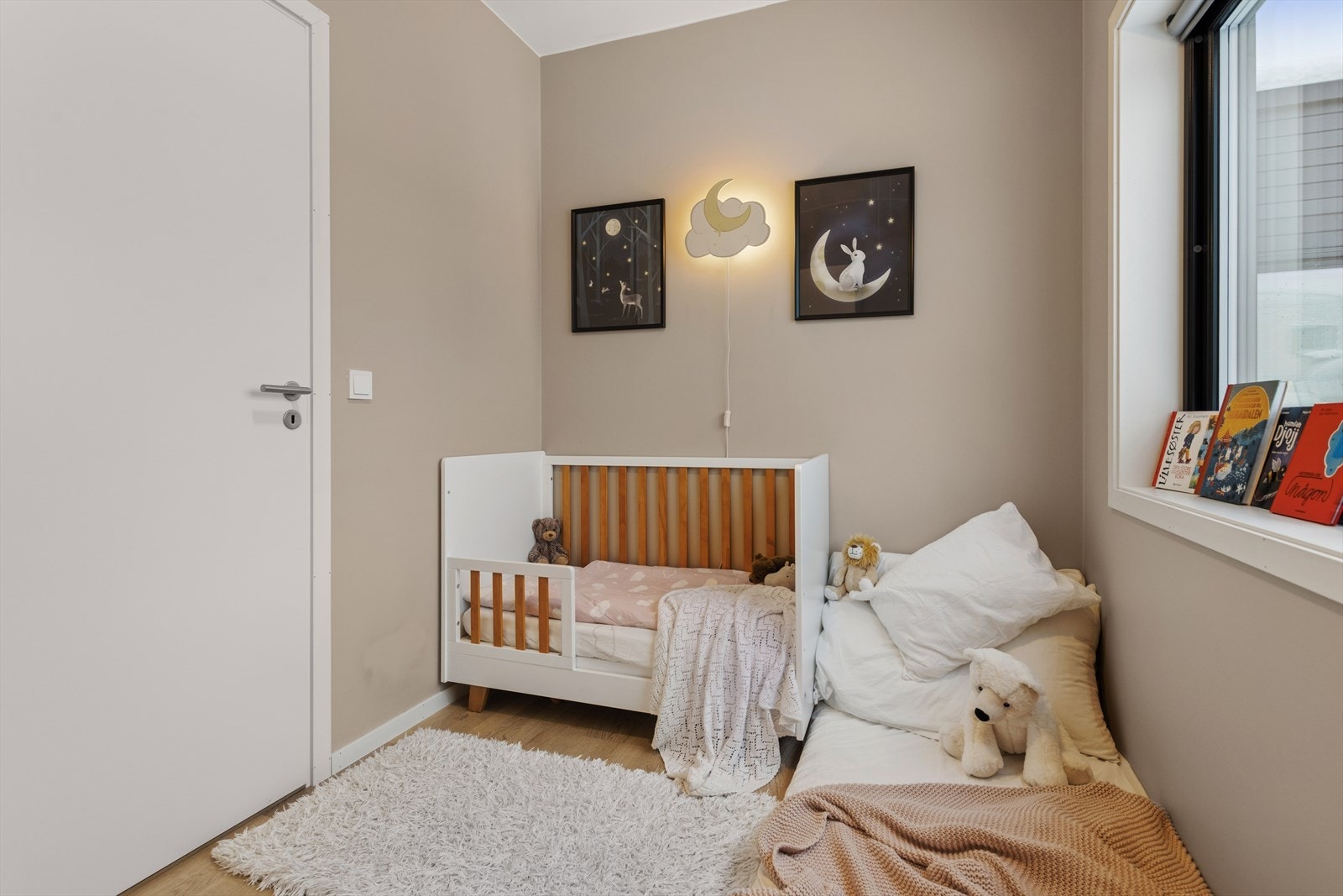 Soverommene er malt i en lun- og behagelig fargetone. Galleribilde