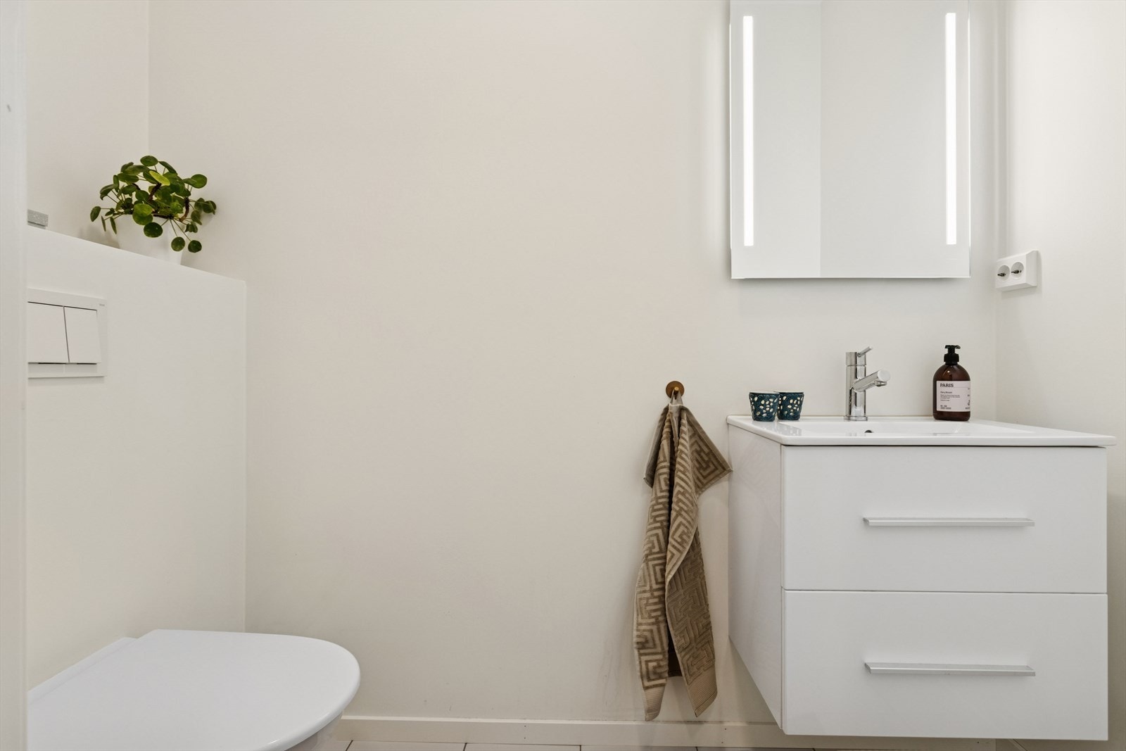 Praktisk separat toalettrom i tilknytning til entréen. Galleribilde