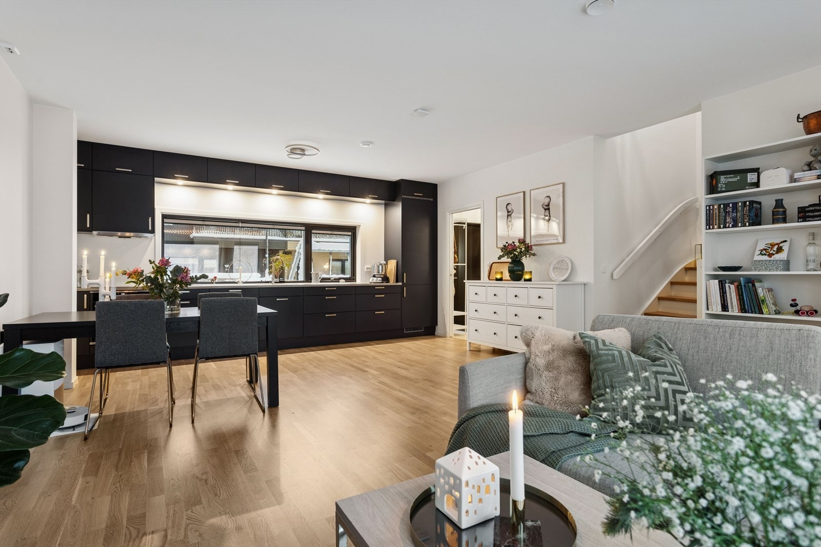 Oppholdsrommet er på 38,3 m² og har flere møbleringsalternativer. Galleribilde