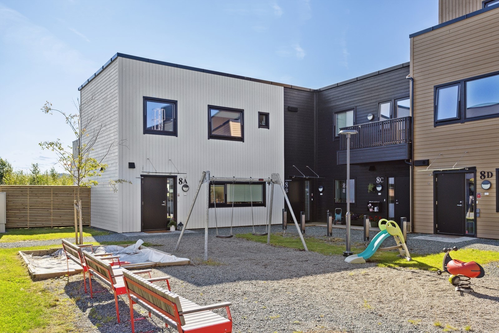 Familie vennlig området med felles lekeplass, drivhus og felleshus. Galleribilde