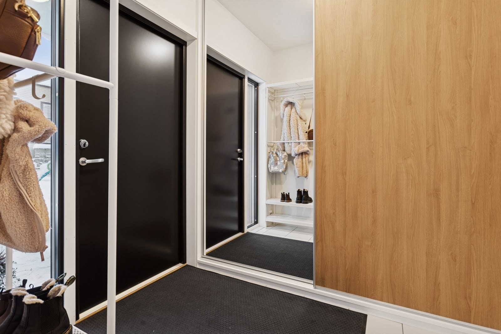 Flislagt entré på 4,8 m² med behagelig gulvvarme og plassmontert skyvedørsgarderobe fra 2023. Galleribilde