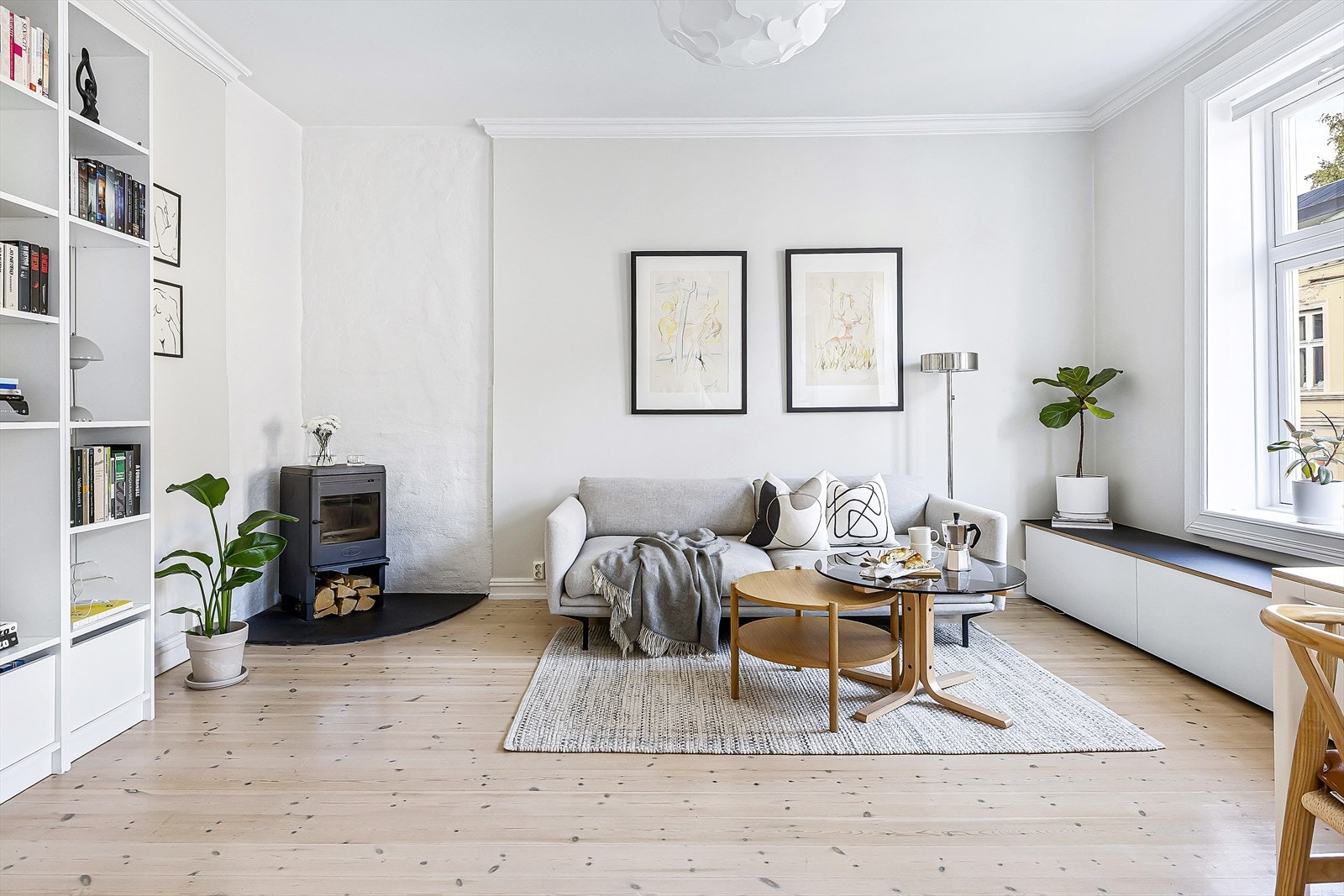 God plass til sofagruppe, spisebord, samt medie- oppbevaringsmøblement Galleribilde