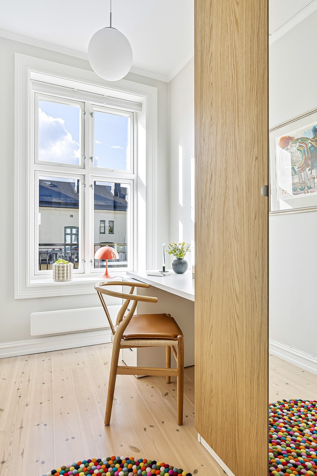 Lyst og fint soverom med god takhøyde og stort vindu mot rolig bakgård Galleribilde