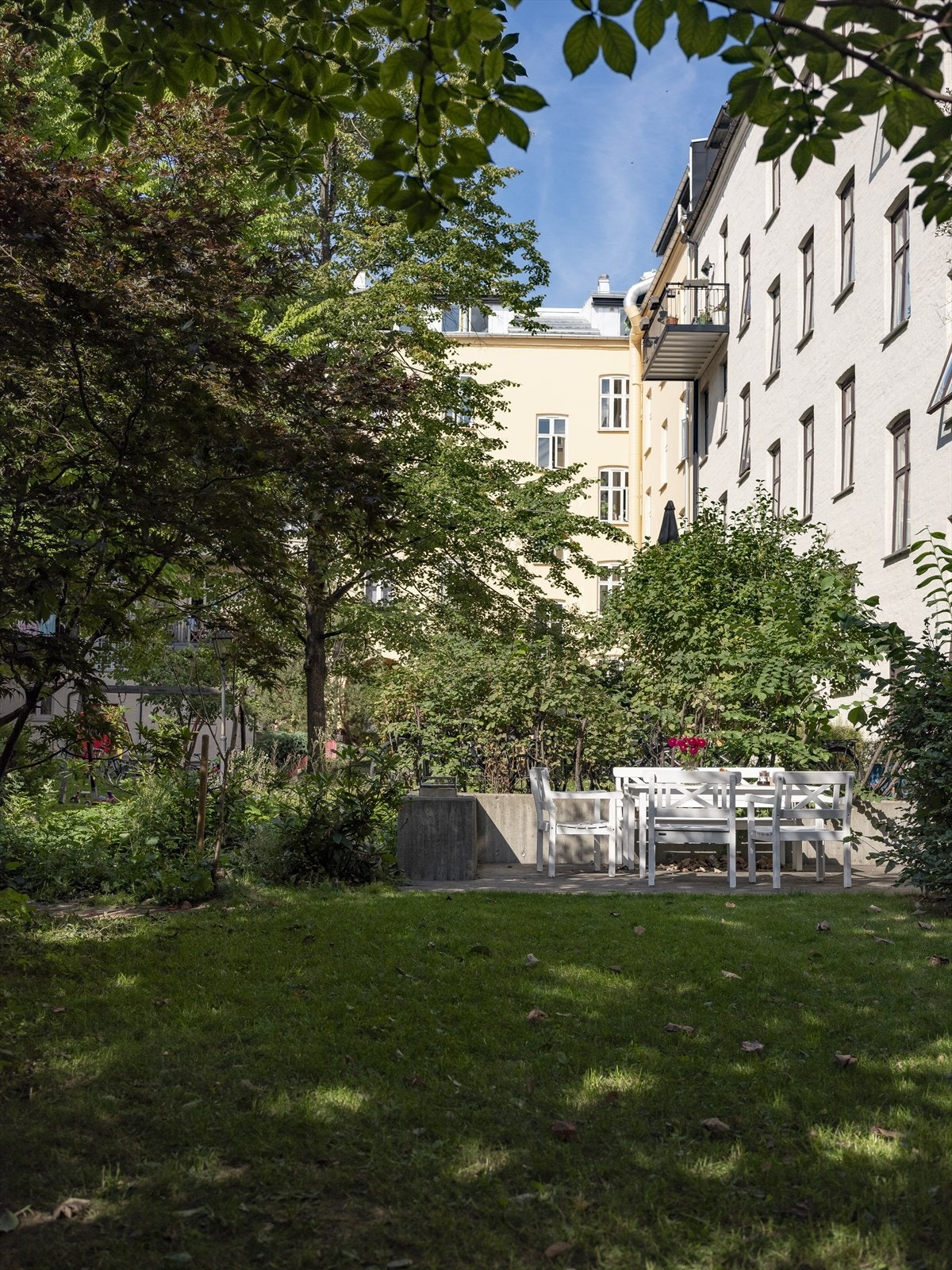 Idyllisk, lun og frodig bakgård Galleribilde