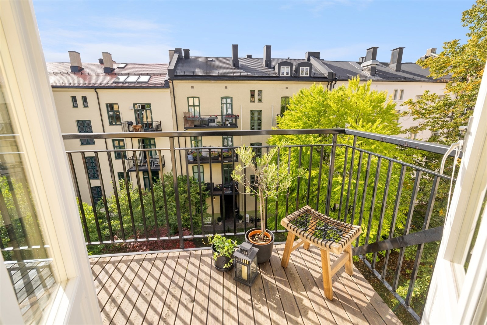 Solrikt og luftig mot grønn og hyggelig bakgård Galleribilde
