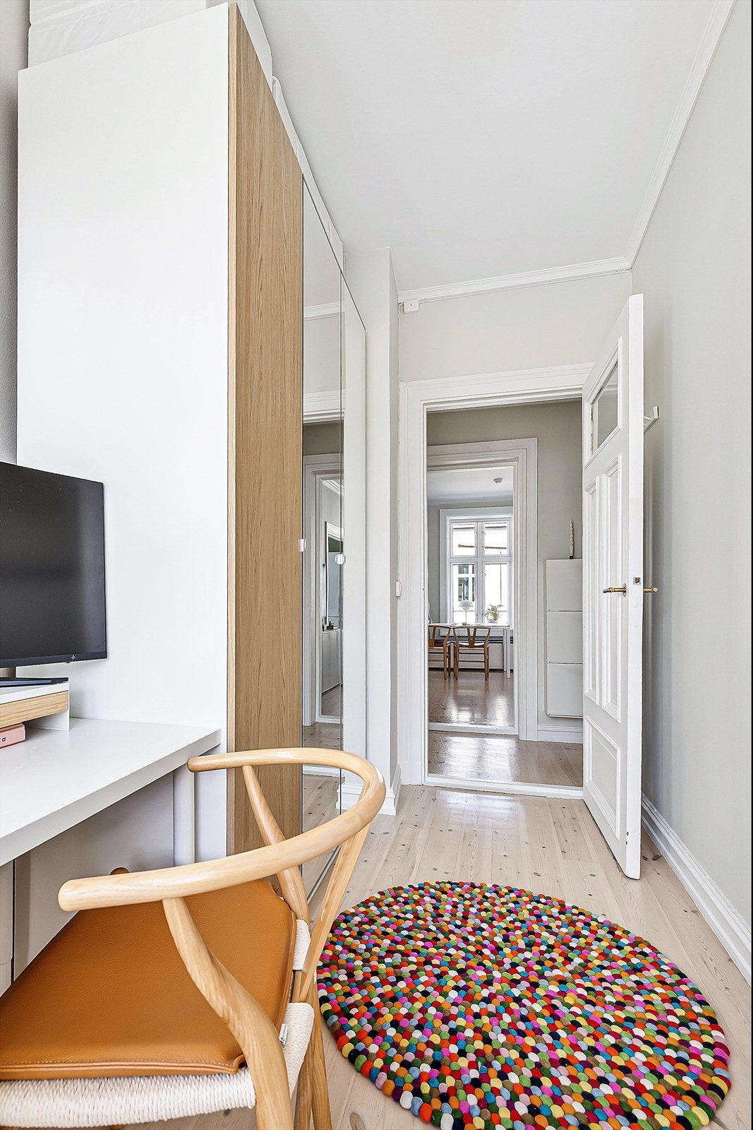 Gode oppbevaringsmuligheter i stort garderobeskap Galleribilde