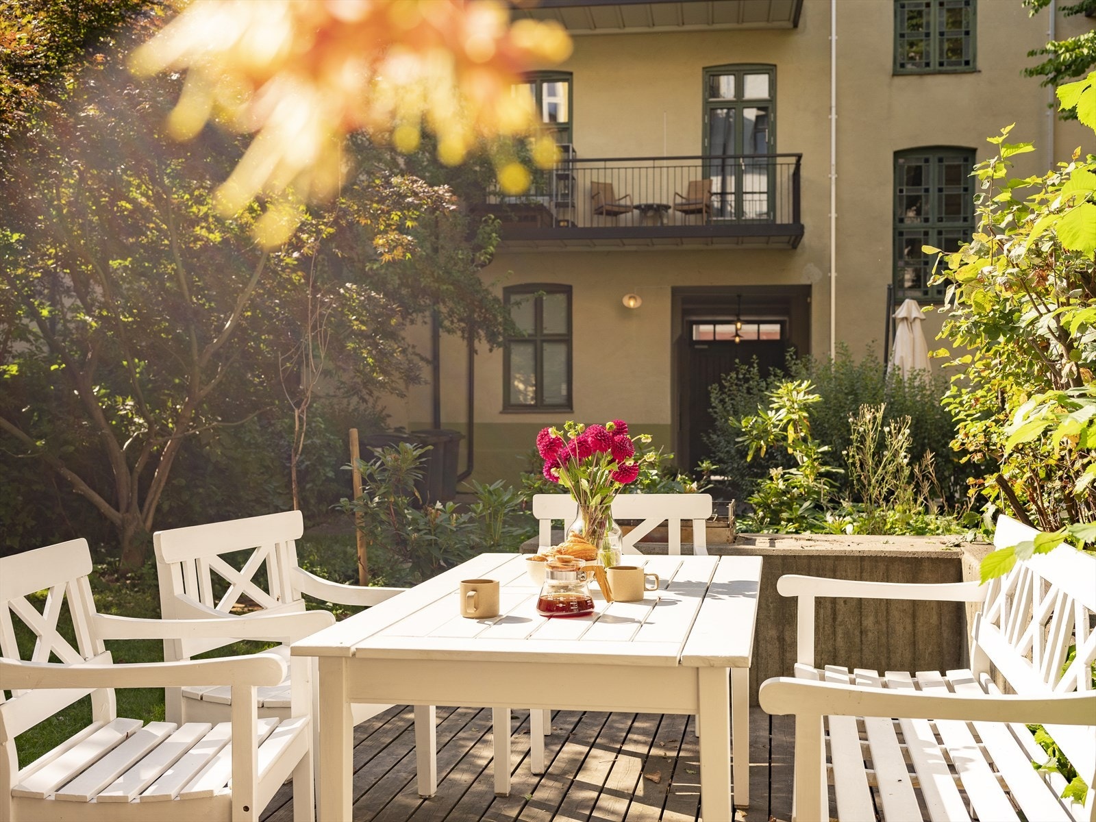 Bakgården er opparbeidet med blant annet gressplen, diverse beplantning, felles grill og sittegrupper Galleribilde