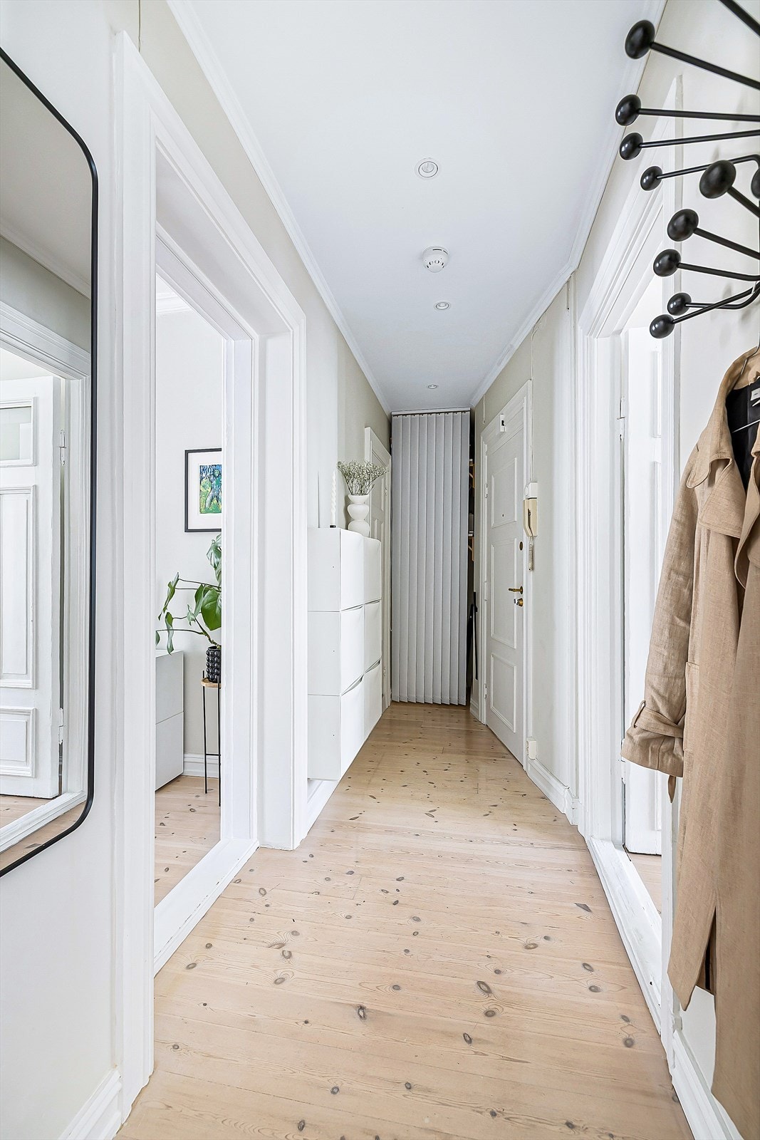 Koselig entré med downlights i himling og dørcalling. Inngang til bad, stue og begge soverom Galleribilde