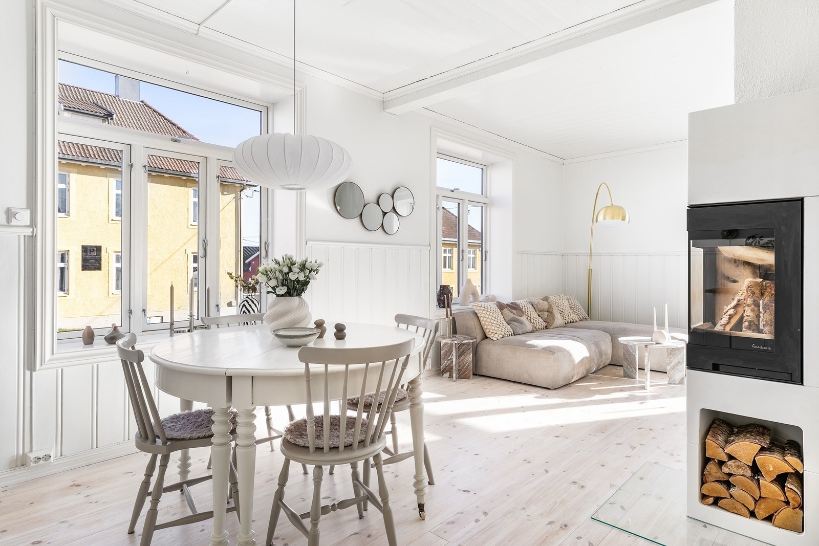 Ny peis ble montert i spisestuen i 2025, med glass i to sider som gir innsyn til ilden fra flere vinkler. Galleribilde