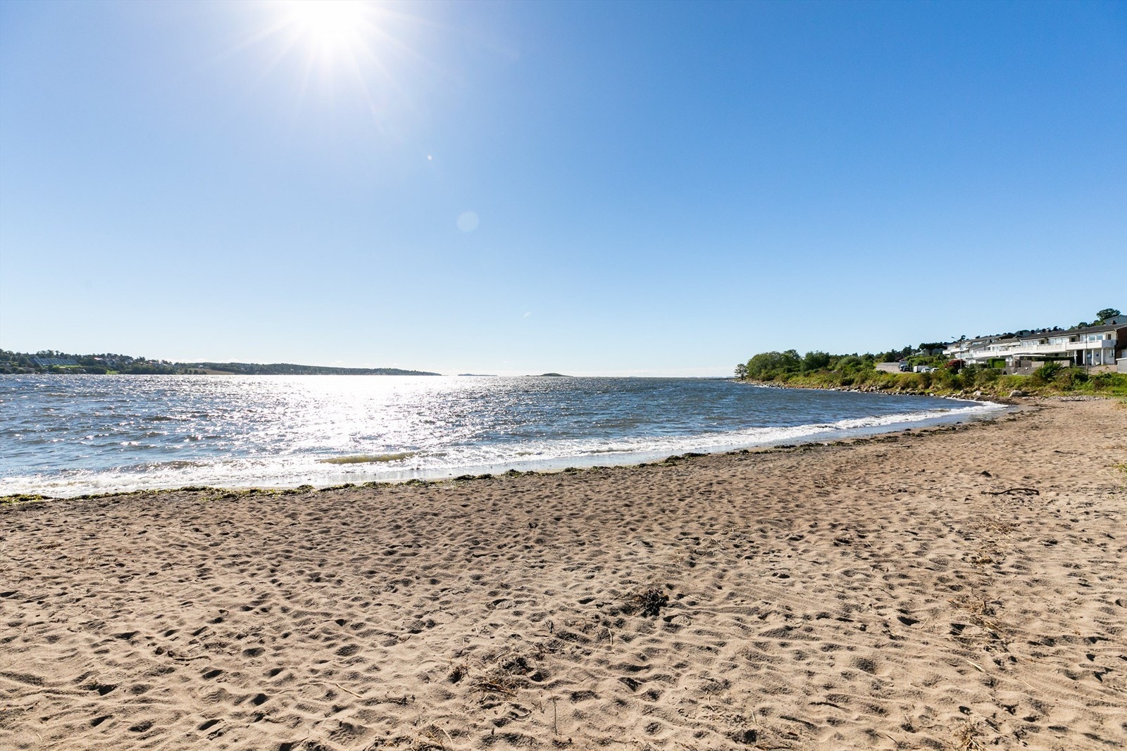 Flere vakre strender er lett tilgjengelig i nærområdet, deriblant byens Blått Flagg-merkede sandstrand Sjøbadet Galleribilde