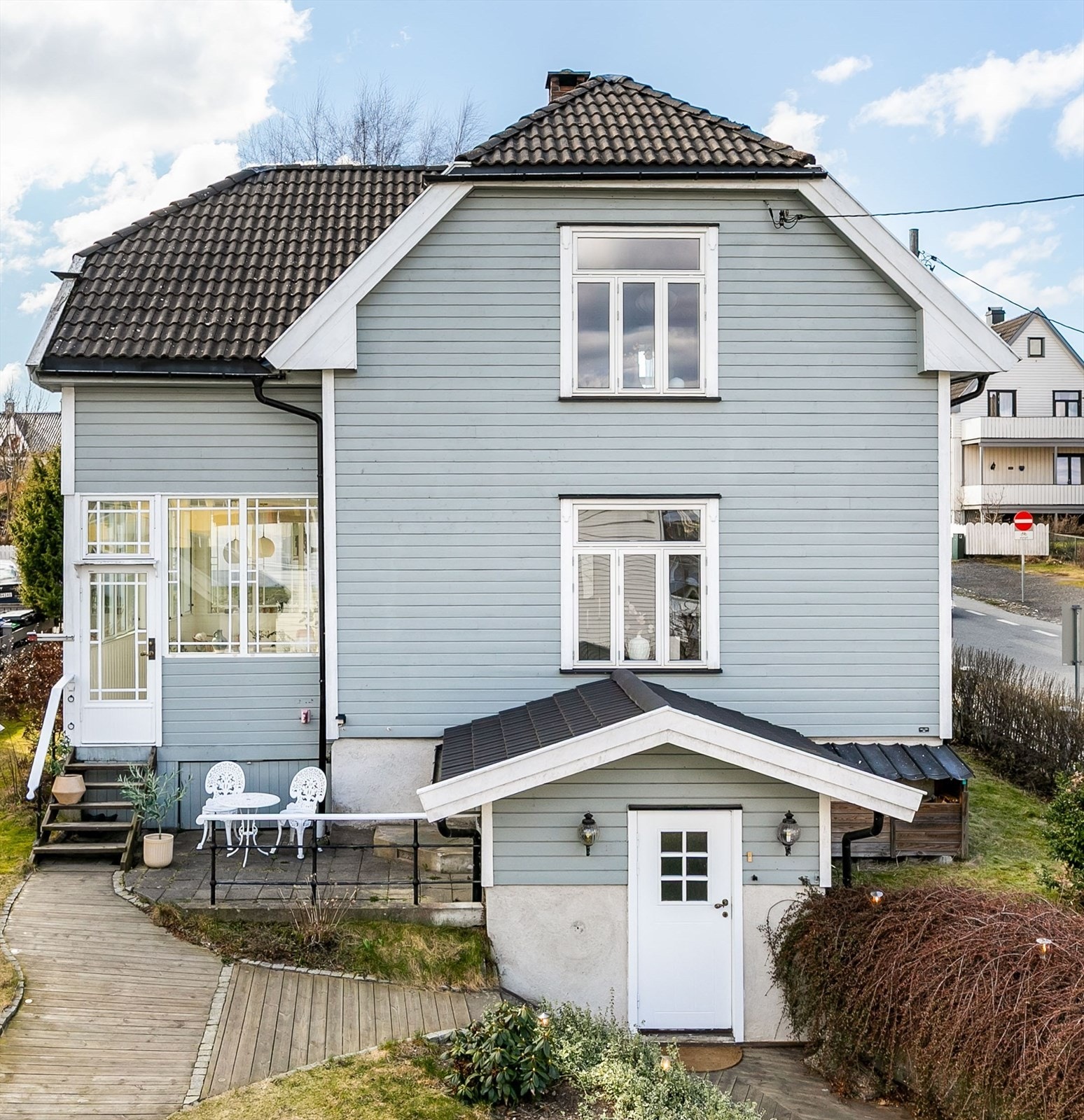 Olav Kyrres gate 6 presenteres av Krogsveen. Eiendommen ligger blant kvartaler med historisk sus på Jeløy. Boligen i seg selv er fylt av 110 års historie. Fotograf; Børge Oppegård. Galleribilde