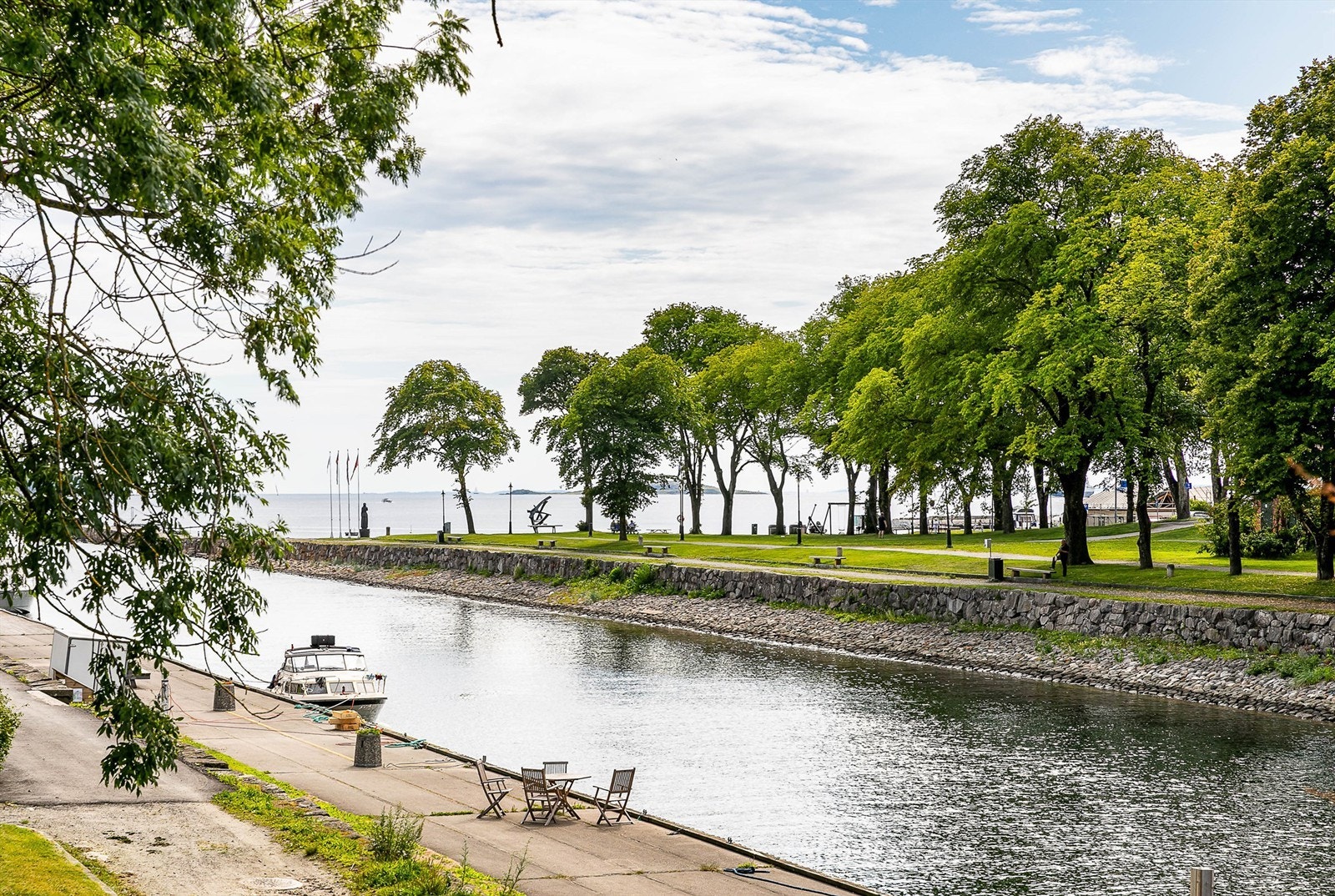 Kanalen har idyllisk parkområde med turstier og sittebenker. Både her og i kvartalene omkring finnes gode spisesteder, til dels med store uteområder langs kaikanten. Galleribilde