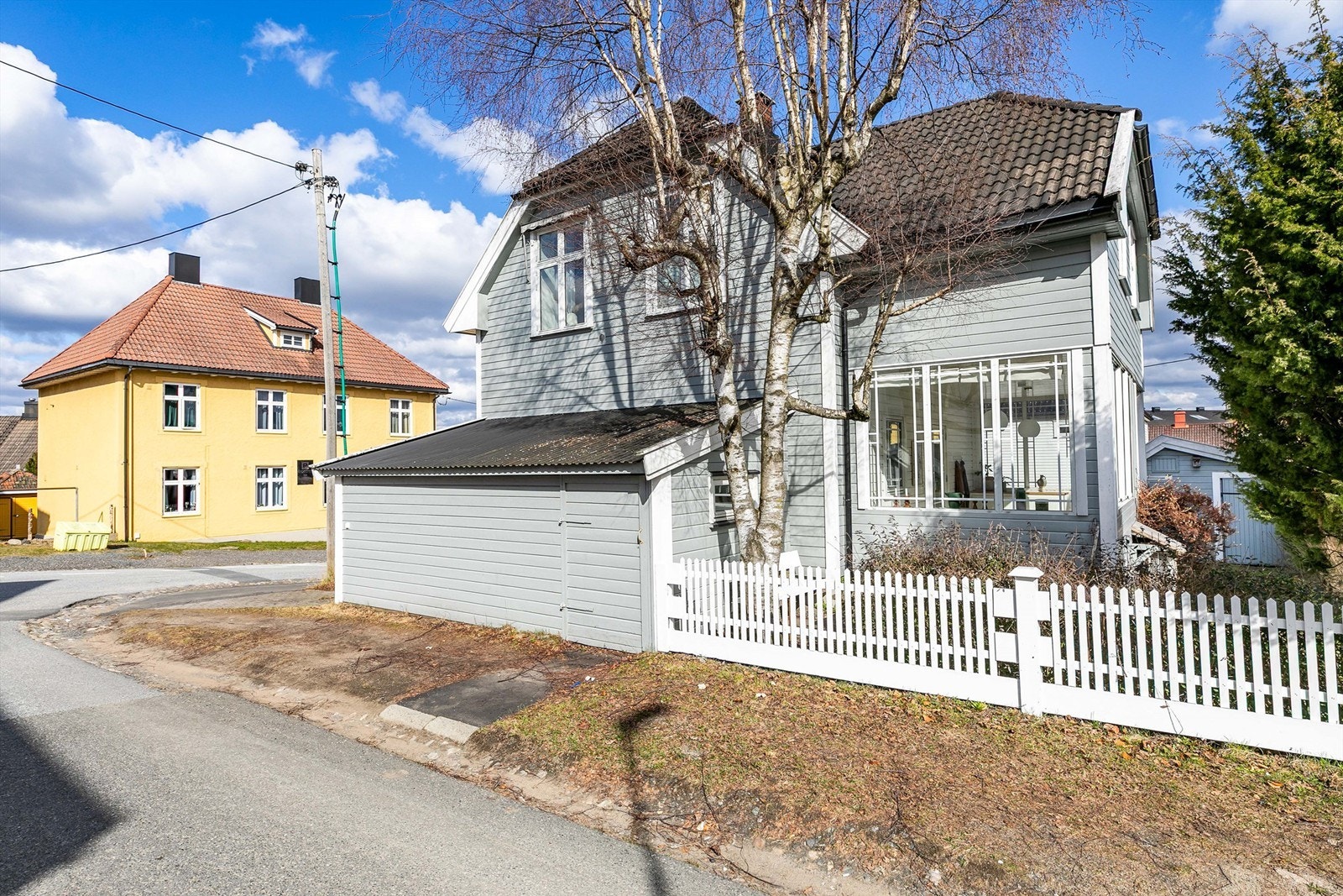 Olav Kyrres gate 6 presenteres av Krogsveen. Eiendommen ligger blant kvartaler med historisk sus på Jeløy. Boligen i seg selv er fylt av 110 års historie. Fotograf; Børge Oppegård. Galleribilde