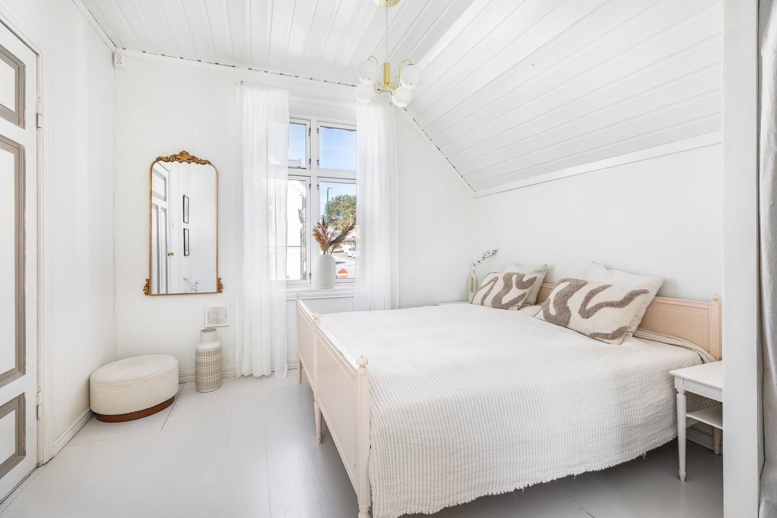 Dette soverommet er tilgjengelig både via badet og gjennom det største soverommet/loftstuen. Galleribilde