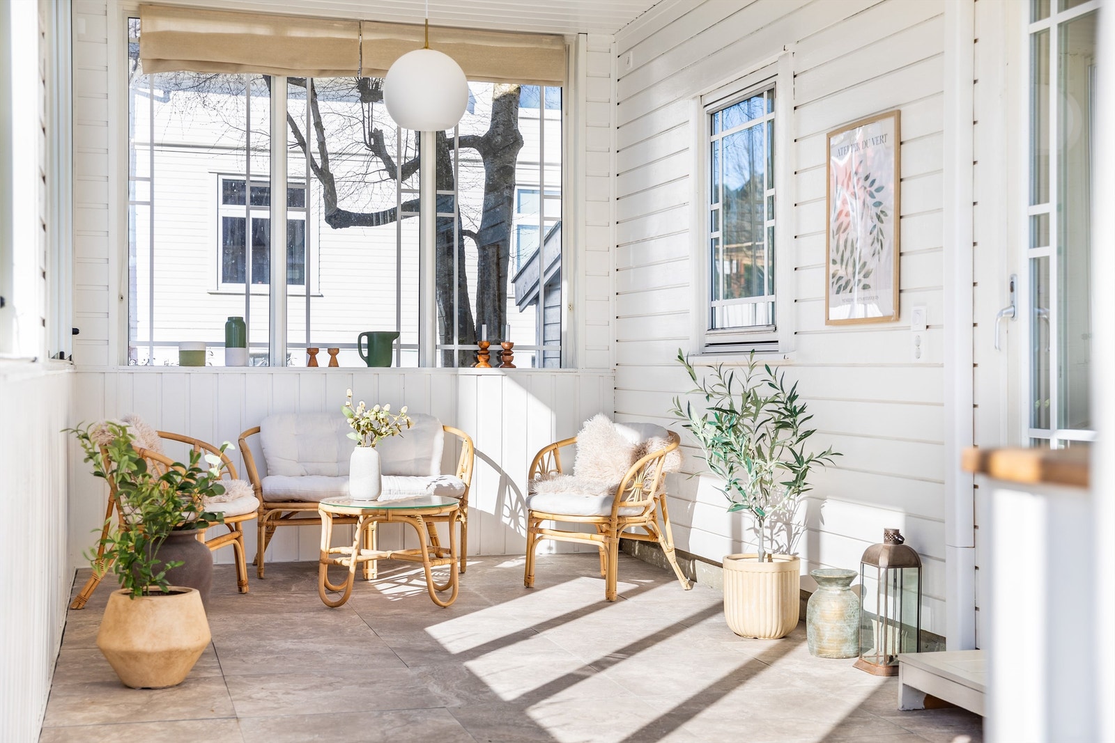 Flisheller er nylig lagt over terrassebord på vinterhagens gulv, øvrige overflater er malt hvite. Galleribilde