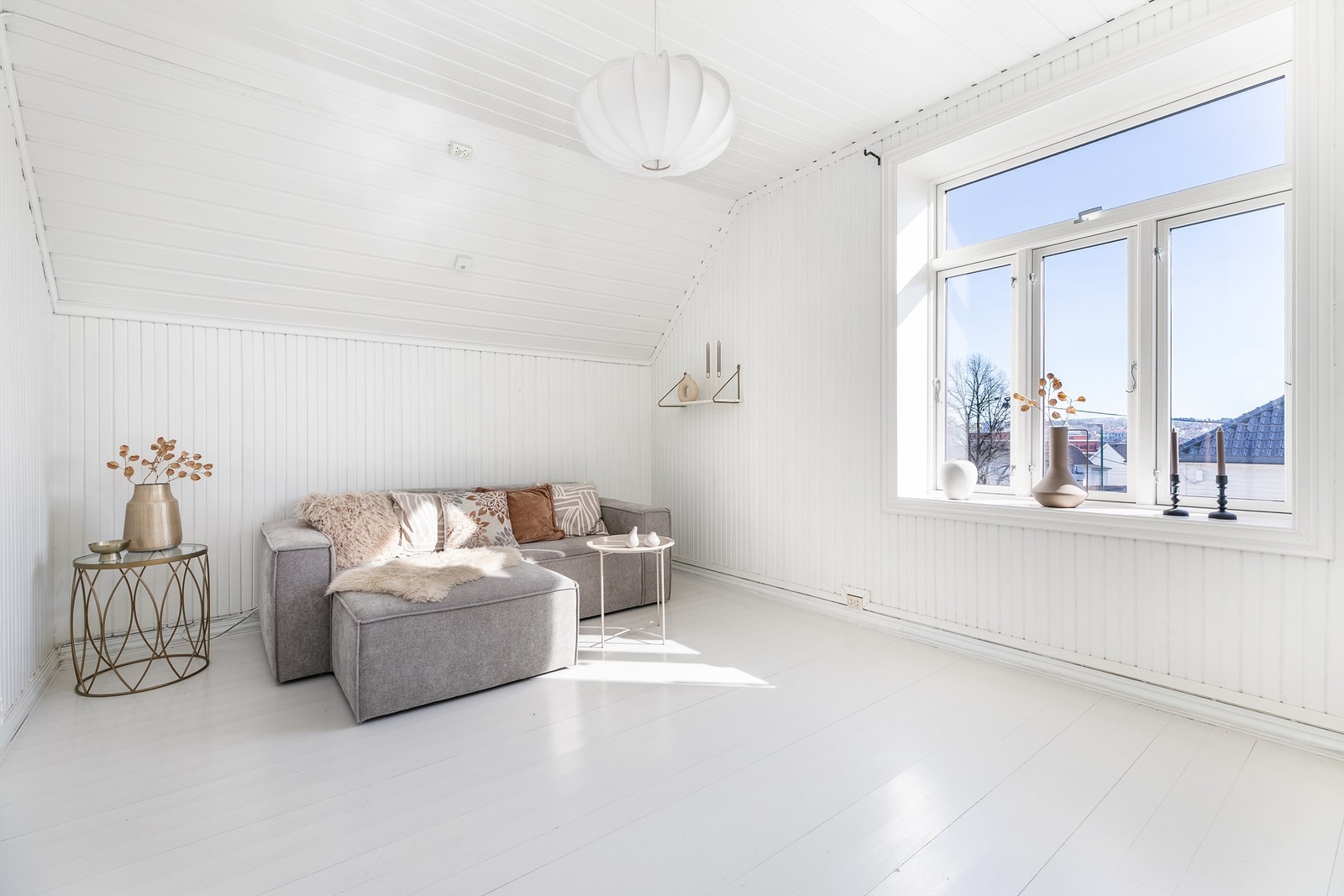 I den opprinnelige delen av andre etasje inngår både badet og to store soverom. Dette fungerer i dag som loftstue. Galleribilde