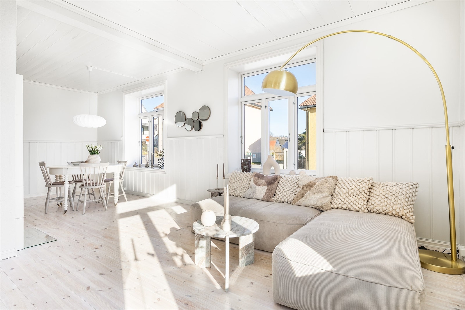 I stuen, spisestuen og på kjøkkenet er det lagt nytt gulv av heltre furu. Vegger og himlinger er malt hvite, som i de fleste øvrige rom. Galleribilde