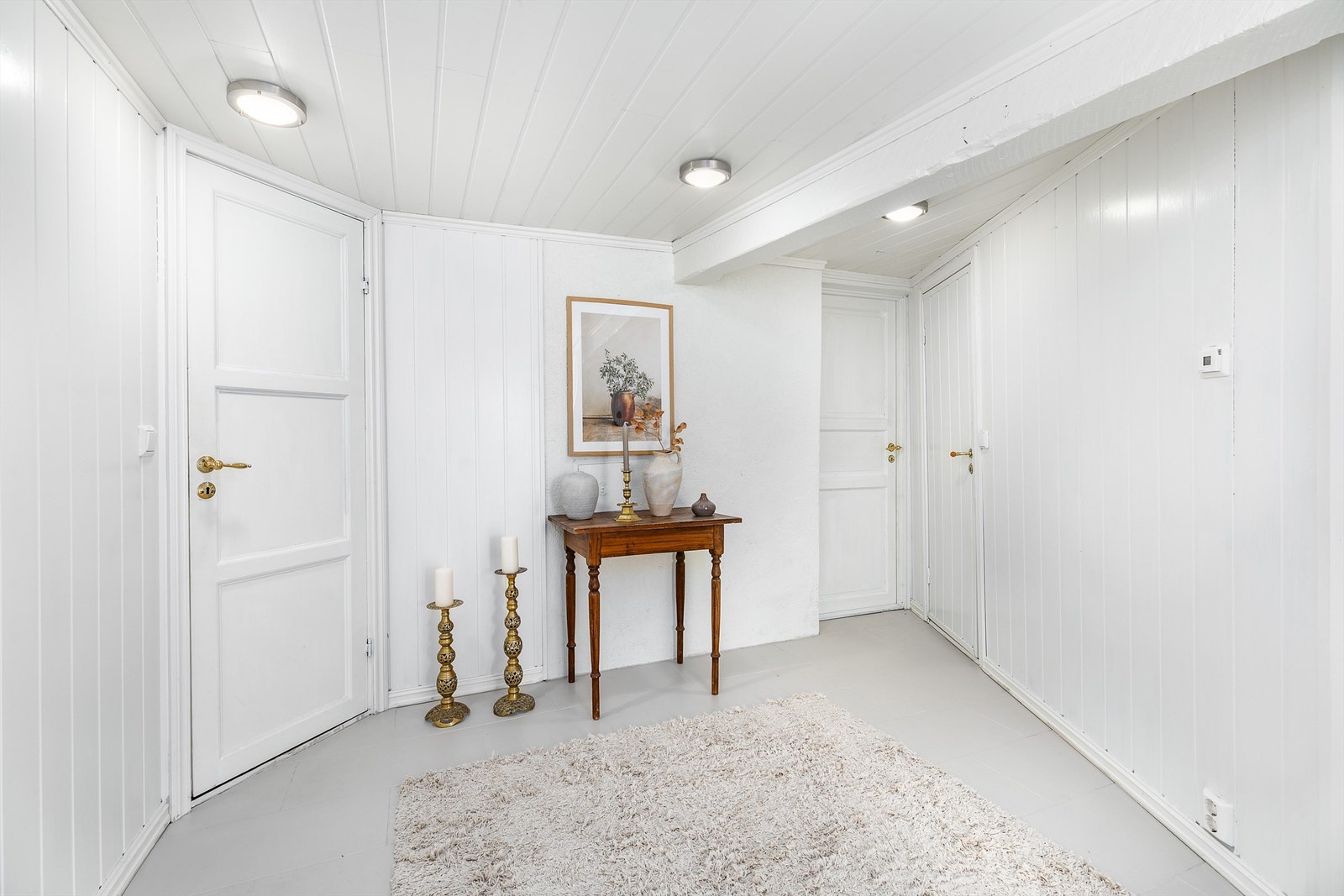 Omkring den romslige hallen finnes foruten badet og vaskekjelleren også kott og boder med lagringsplass. Galleribilde
