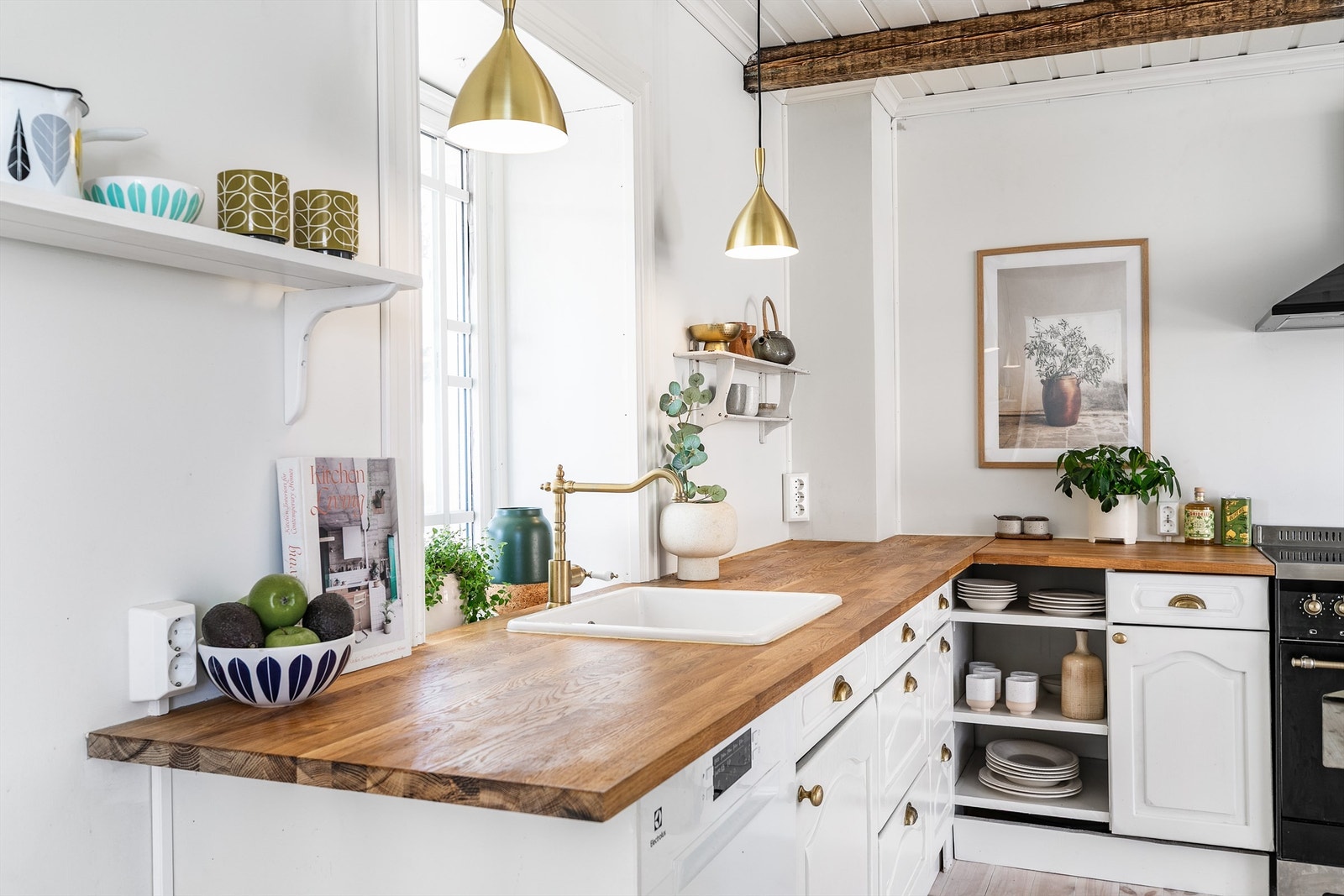 Benkeplatene er i heltre og harmonerer med overflatene på gulv, vegger og himling. Galleribilde