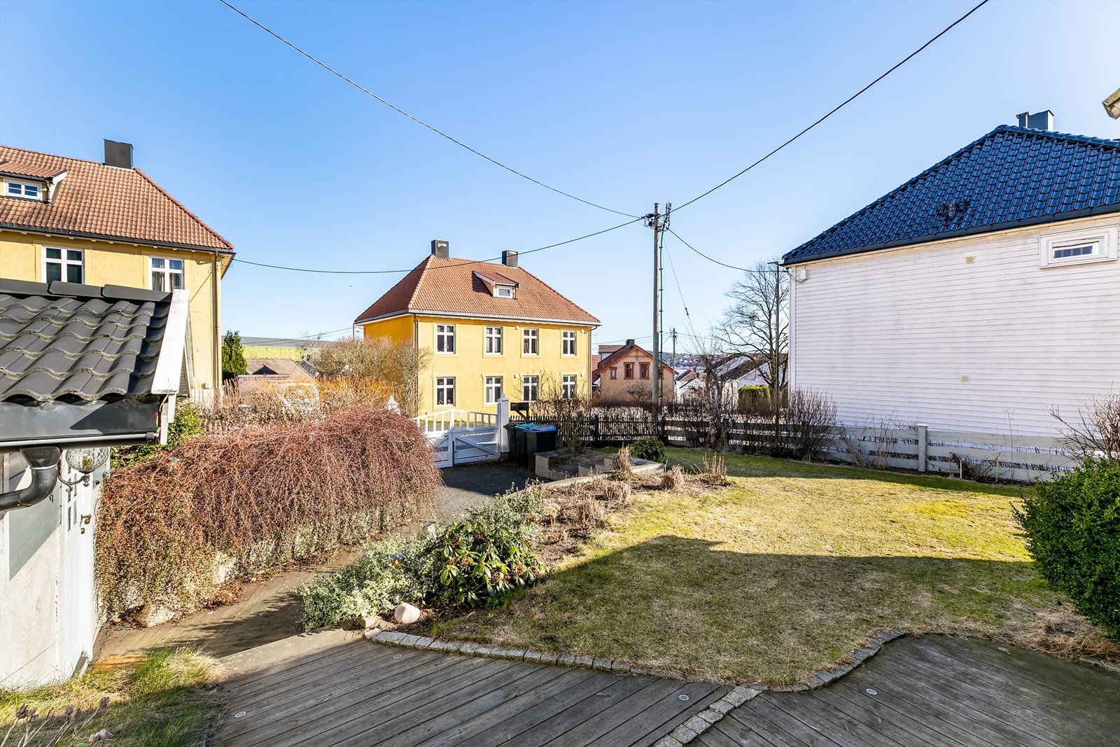 Hagen er en avskjermet og trygg tumleplass. Gangvei med belegningsstein og prydbusker leder mellom port og inngangsparti. Galleribilde