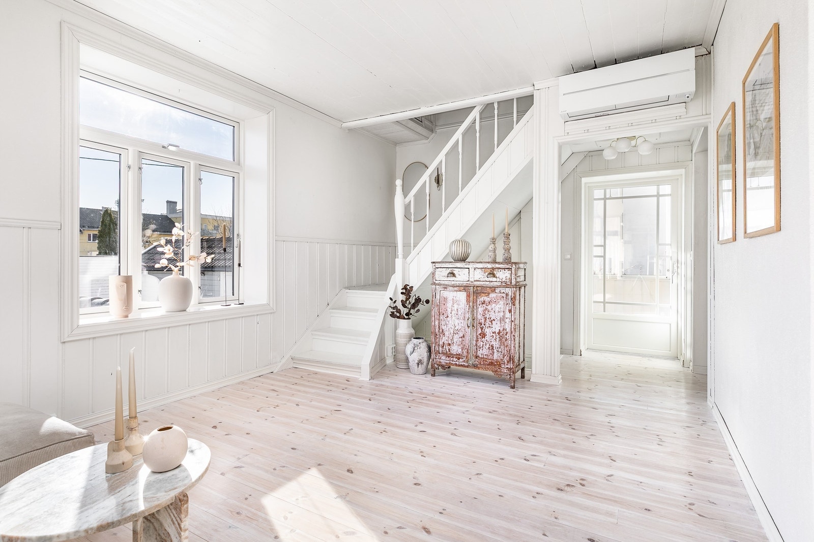 Luft-luft varmepumpe er installert i stuen i nyere tid. Galleribilde