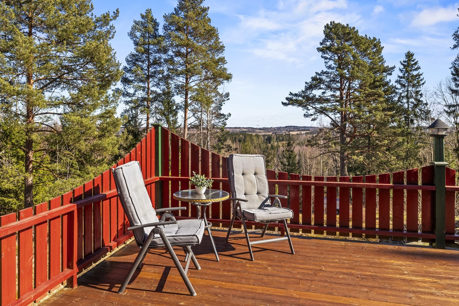 Nyt rolige sommerdager på den romslige terrassen. Galleribilde