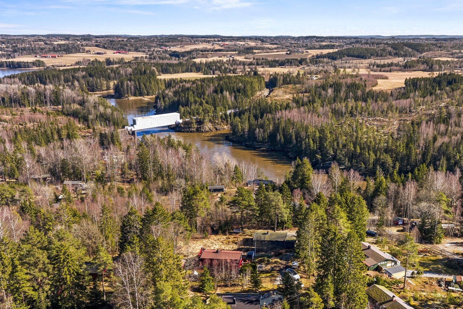 Hytten ligger i skogområde med mange muligheter for turgåing i vakker natur. Galleribilde