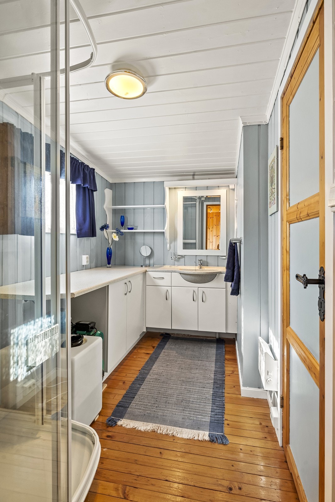 Lyst og fint våtrom med dusjkabinett og separat toalett (Porta Potti) Galleribilde
