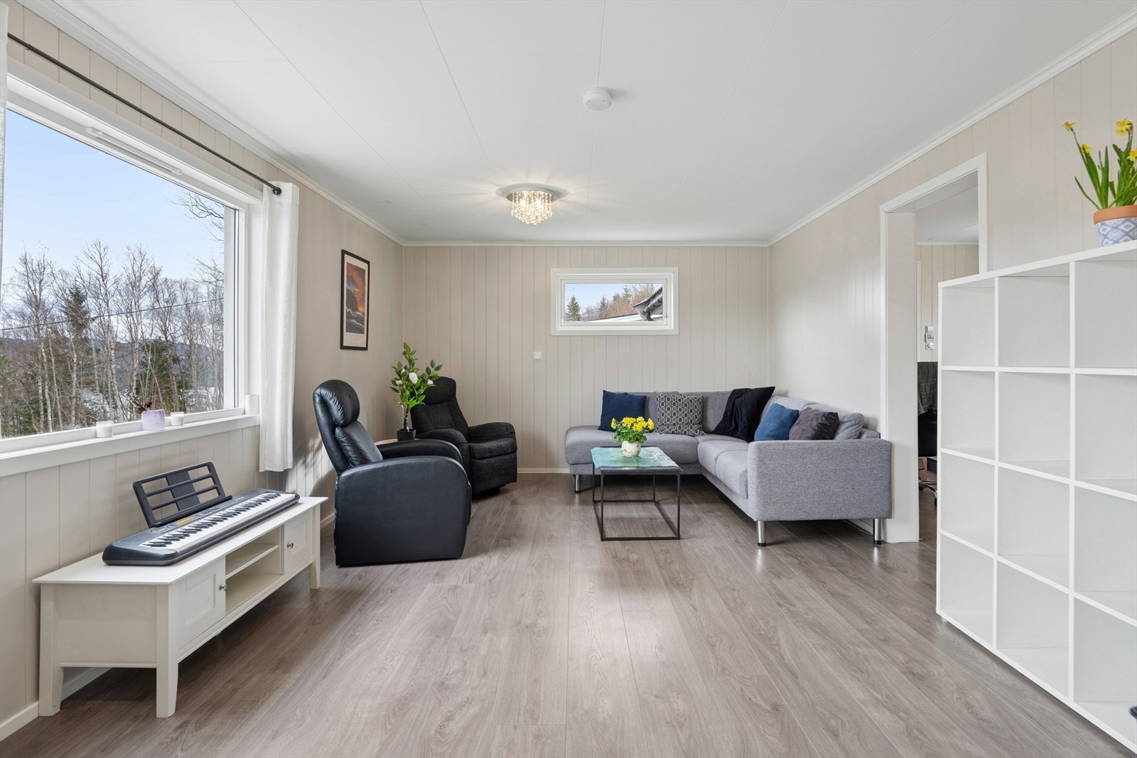 Stuen har god plass til en romslig sofagruppe. Det store vinduet er fra 2018. Galleribilde