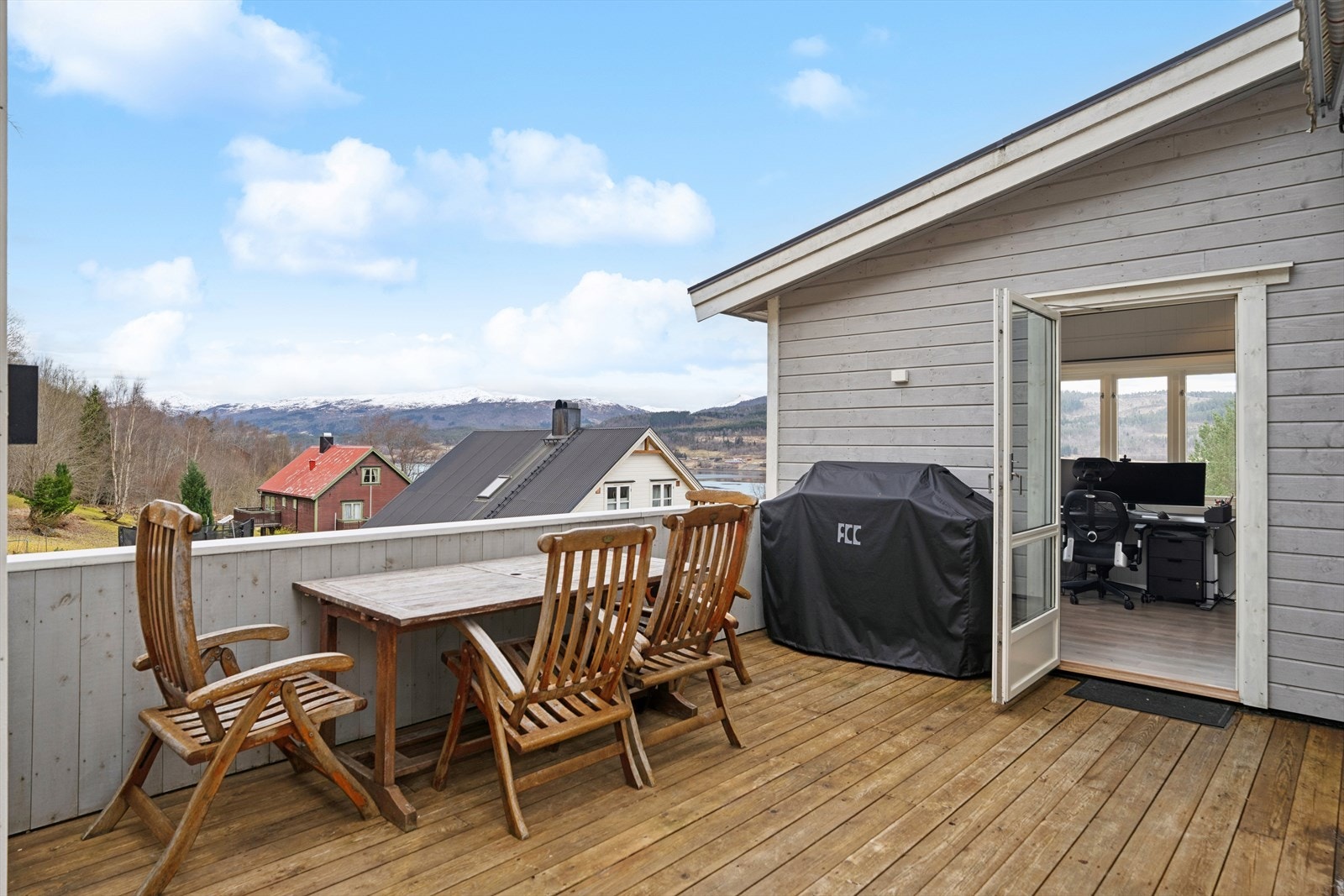 Stor, sørvestvendt treterrasse på ca. 44 m² med direkte utgang fra kontoret. Galleribilde