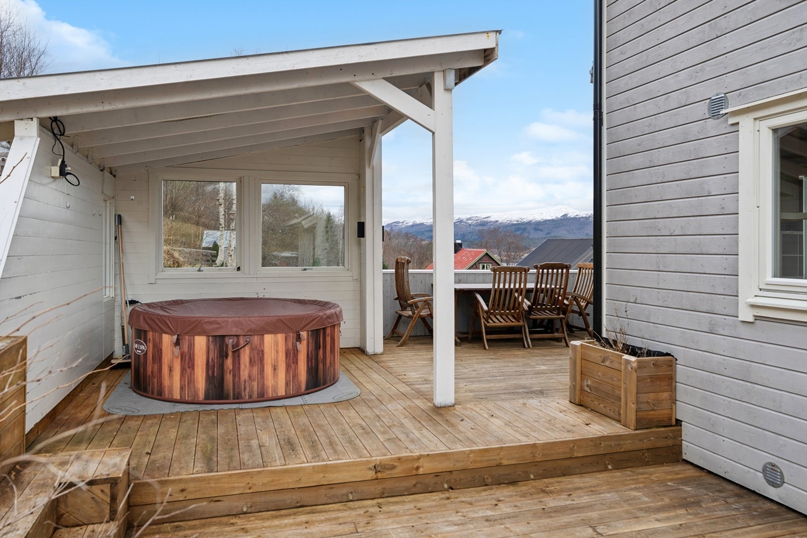 Den overbygde delen av terrassen gir ly og er en fin sone for en sittegruppe eller jacuzzi. Galleribilde