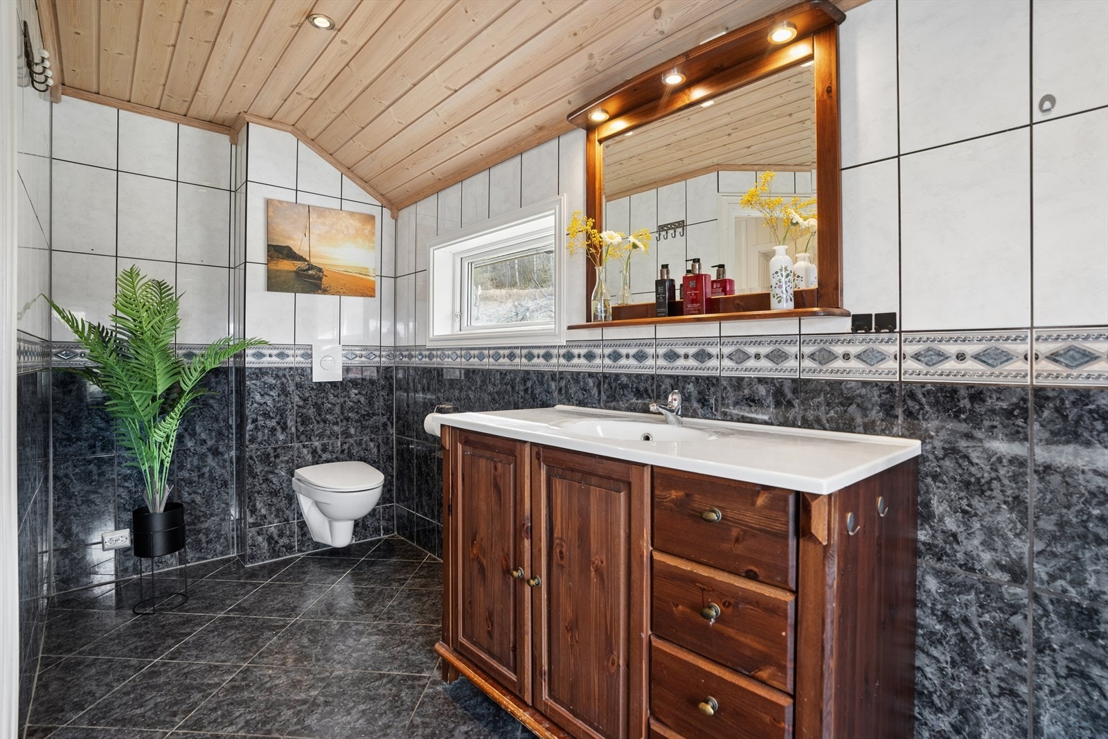 Badet i andre etasje ble renovert i 2008. Her er det flislagte overflater og varme i gulvet. Galleribilde