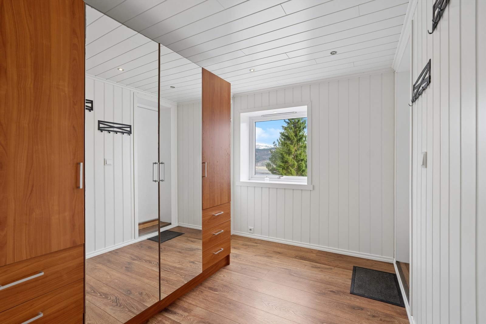 Gang i kjelleretasje med gode garderobeløsninger. Galleribilde