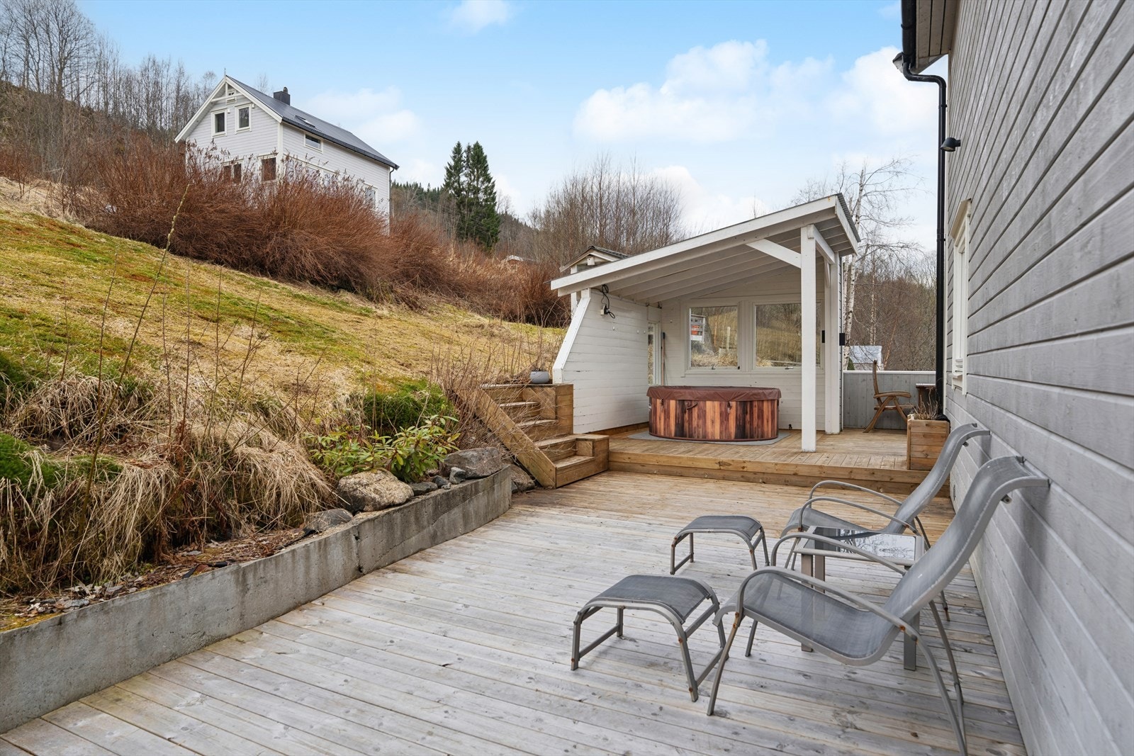 Den store treterrassen er fundamentert på søyler og har en åpen hagestue på ca. 8 m². Galleribilde